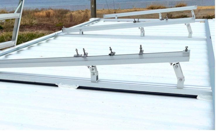コンテナ架台の固定金具とレールのディテール