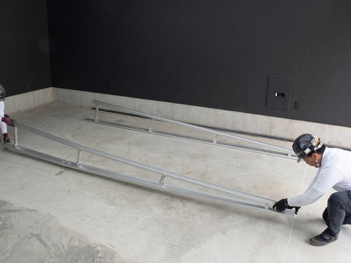 縦ラックを屋根面へ設置。穴は開けない